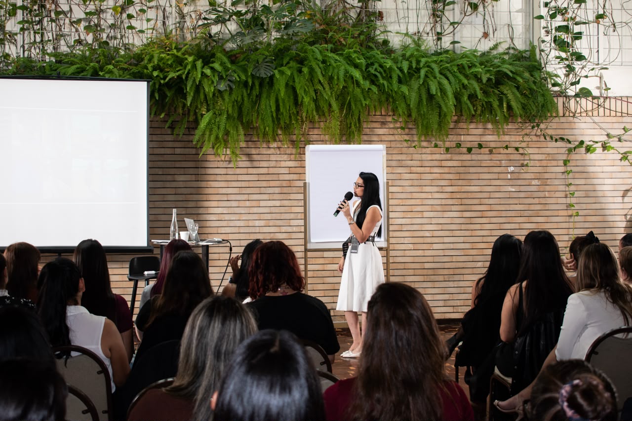 Alana dando una charla en vivo